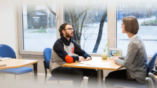 Zwei Personen im Beratungsgespräch