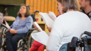 Werkstattmitarbeiter und Gruppenleiter beim Singen