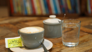 Kaffee-Gedeck im Beans & Books