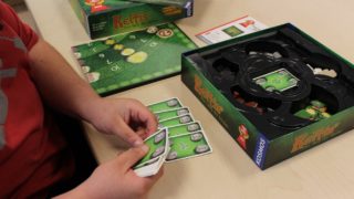 Eine Person prüft ein Spiel auf Vollständigkeit