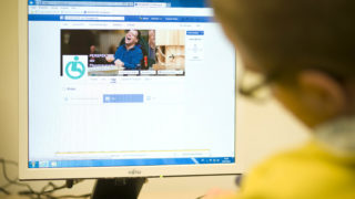 Eine Person arbeitet an der Facebookseite der Perspektive GmbH