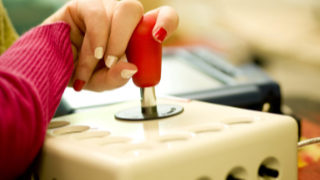 Eine Hand bedient eine spezielle Computer-Maus