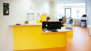 Zwei Frauen arbeiten im Empfangsbereich der Therapiepraxis am Forum