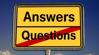 Ortsschild Answers - Questions- Questions ist durchgestrichen