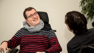 Ein Werkstattmitarbeiter sucht Hilfe beim Werkstattrat