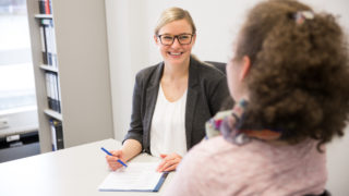 Eine Reha-Kundin im Beratungsgespräch bei At Work