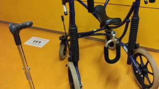 Ein Rollator und Gehstock in der Therapiepraxis