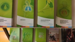 Informatonsbroschüren auf einem Regal in der Physiotherapie