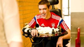 Mann im E-Rollstuhl