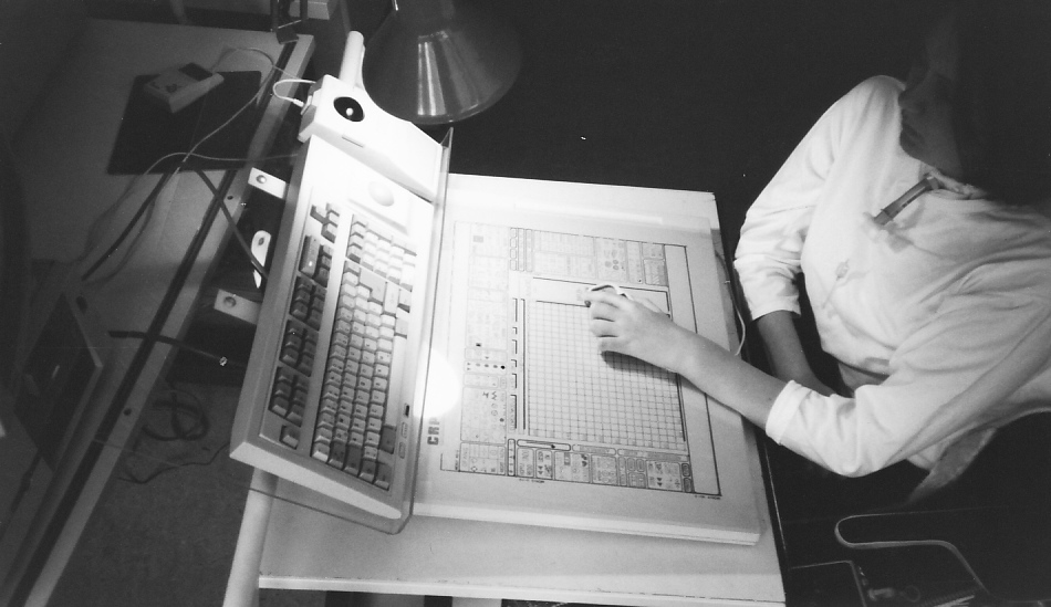 Eine Hand bedient ein Hilfsmittel an einem Computerarbeitsplatz