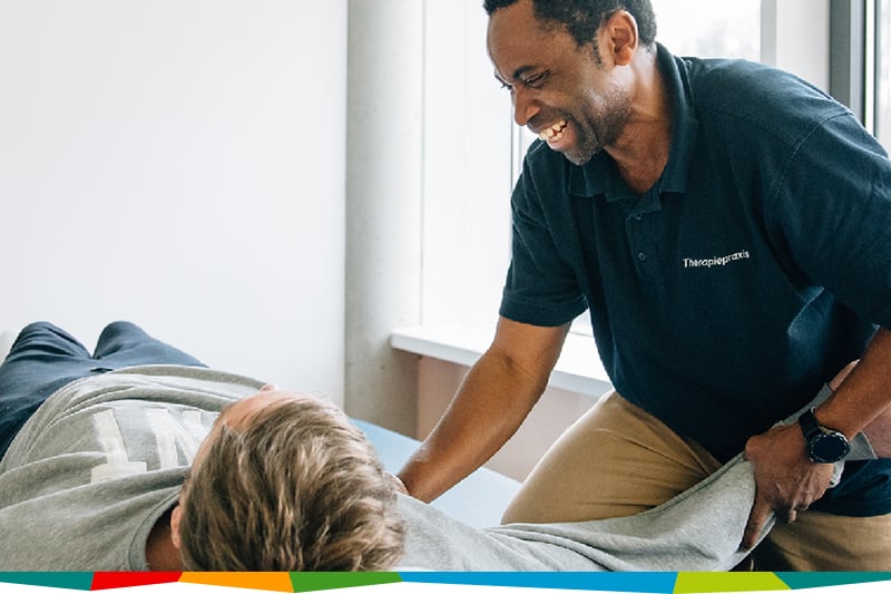 Ein Therapeut beim Durchbewegen eines Patienten