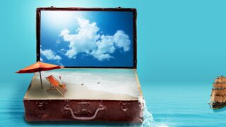 Koffer mit Strand, Sonnenschirm und Liegestuhl