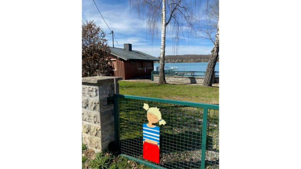 Eingang zum Seehaus. Am Gartentor ein Zaunkind 