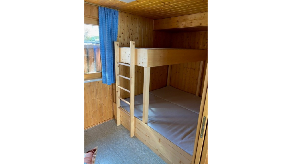 Zimmer mit Stockbett aus Holz 