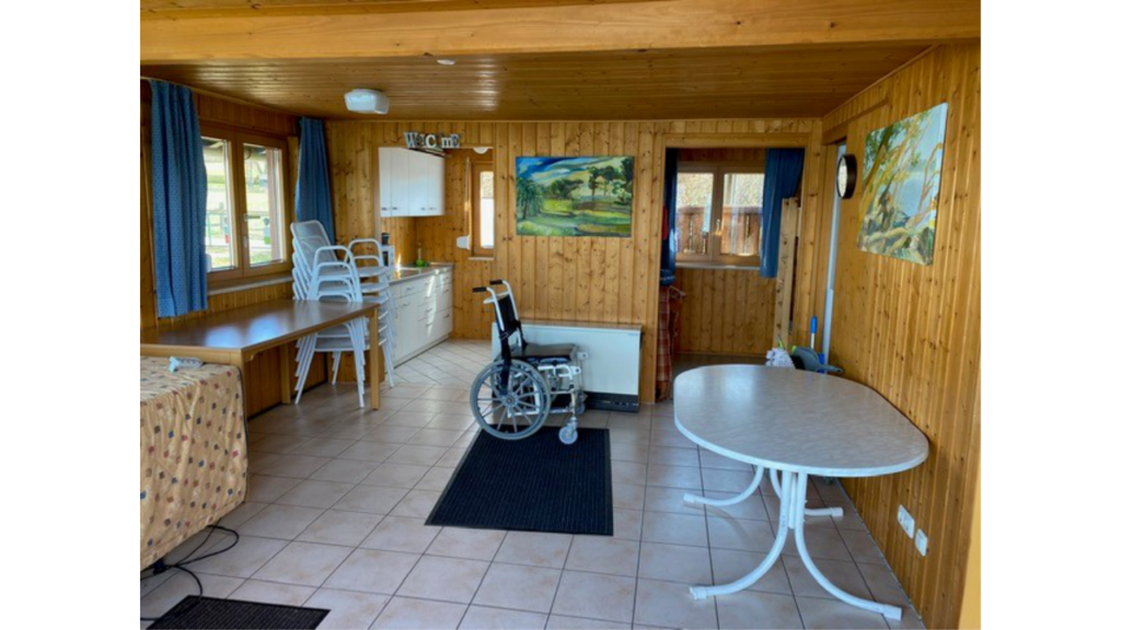 möbliertes Zimmer im Seehaus mit Duschstuhl