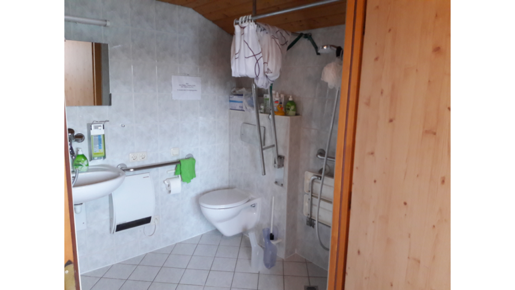 barrierefreie Toilette mit Haltegriffen