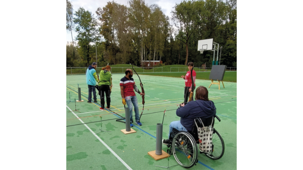Mehrere Personen beim Training mit Bogen