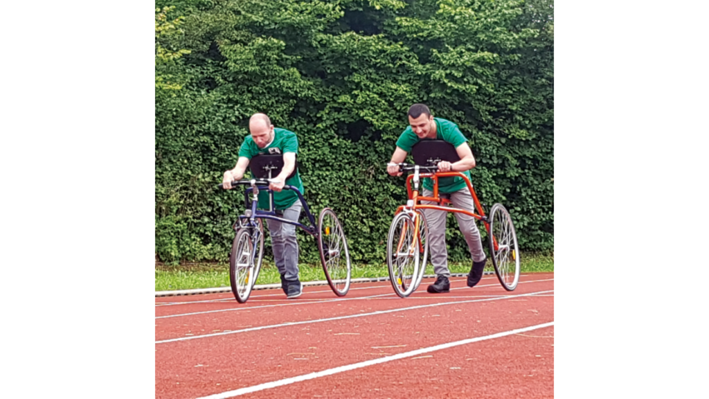 Zwei Personen auf Framerunnern fahren gegeneinander