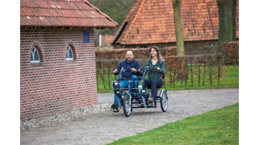 Zwei Personen auf einem Tandem