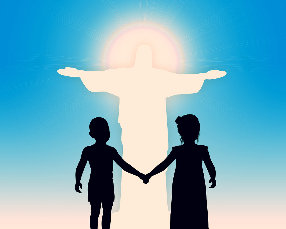 angestrahlte Jesusfigur, davor zwei Menschen die sich an den Händen halten