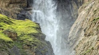 Wasserfall im Gebirge