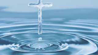 Kreuz steht im Wasser