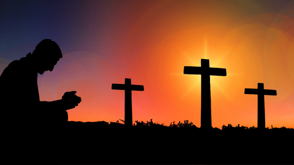 Person betet vor drei Kreuzen während des Sonnenuntergangs