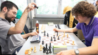 Zwei Personen spielen Schach