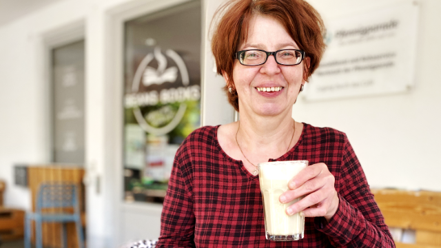 Frau hält Glas in der Hand