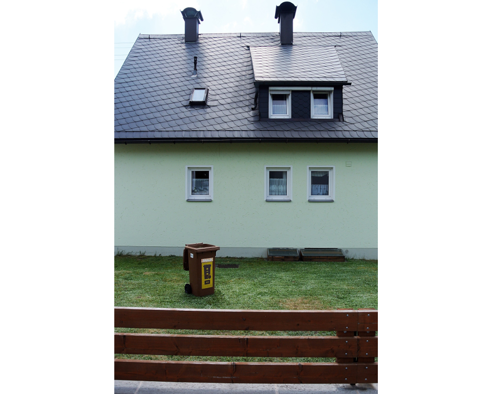bunte Hausfassade mit Rasen