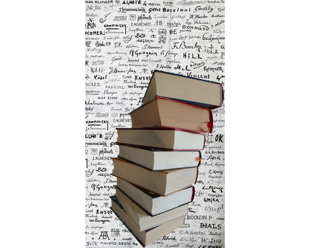 Bücherstapel vor beschrifteter Tapete