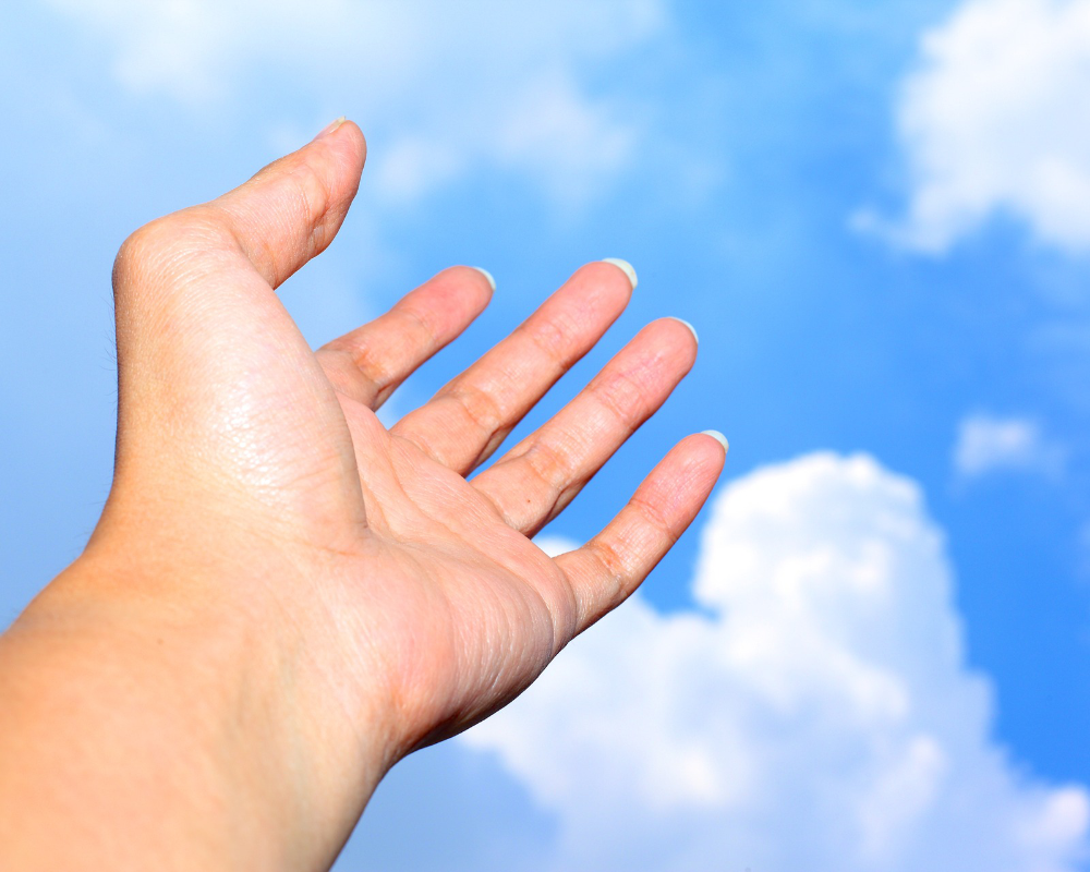 Hand zum Himmel gestreckt