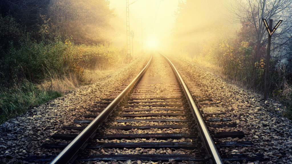 Bahnhofsgleise im Sonnenlicht