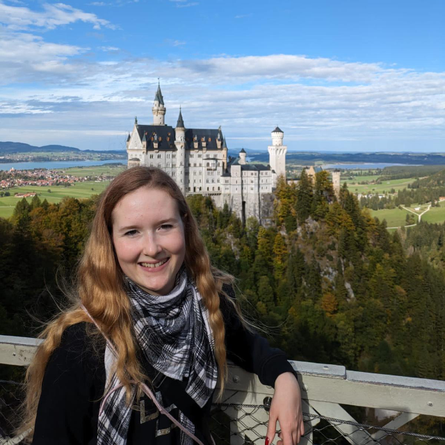 Anja Hupfer vor Schloss Neuschwanstein