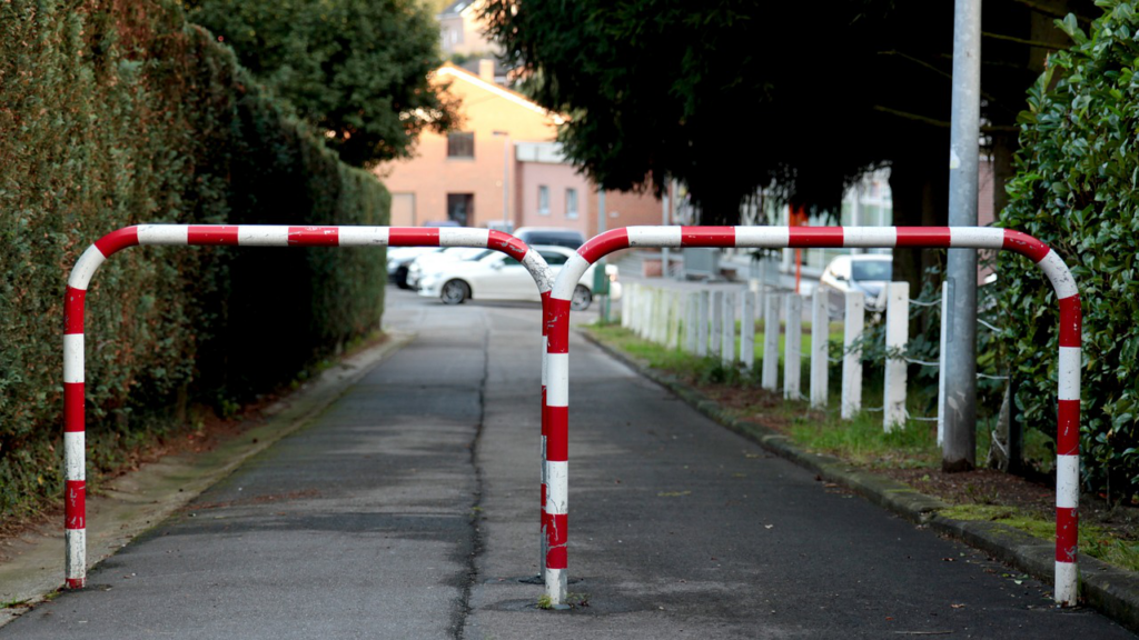 Auf dem Weg steht eine Absperrung