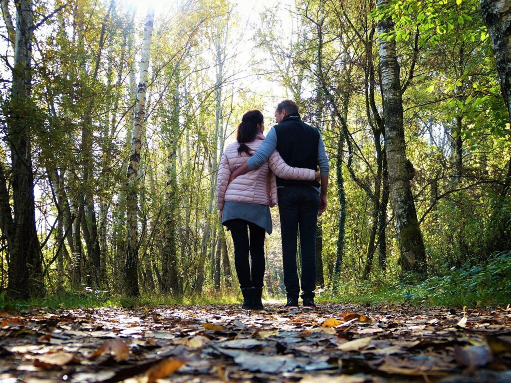 Zwei Personen umarmen sich im Wald