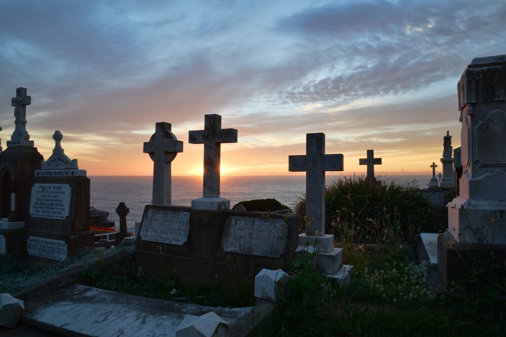 Friedhof mit Grabsteinen und Kreuzen