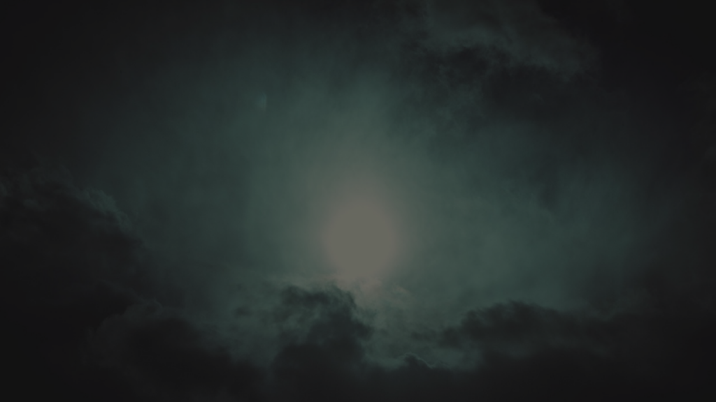 Dunkler Himmel wolkenverhangen vor Vollmond