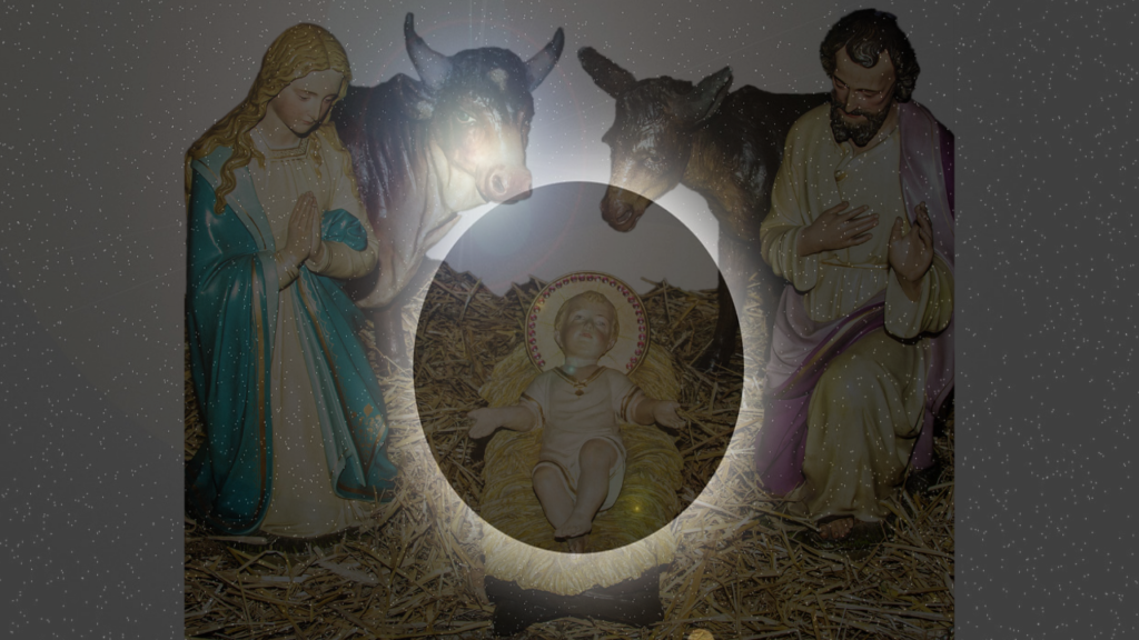 Ochse und Esel mit der heiligen Familie im Stall. Jesuskind liegt in der Mitte auf Stroh