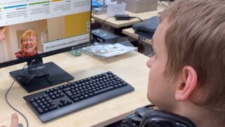 Mann an Computer bei Webseitentest