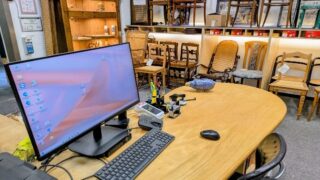 PC-Arbeitsplatz im Stuhlgeflecht