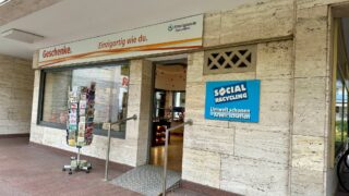 Eingang Geschenkeladen Text: Geschenke. Einzigartig wie Du Pfennigparade Chancenwerk