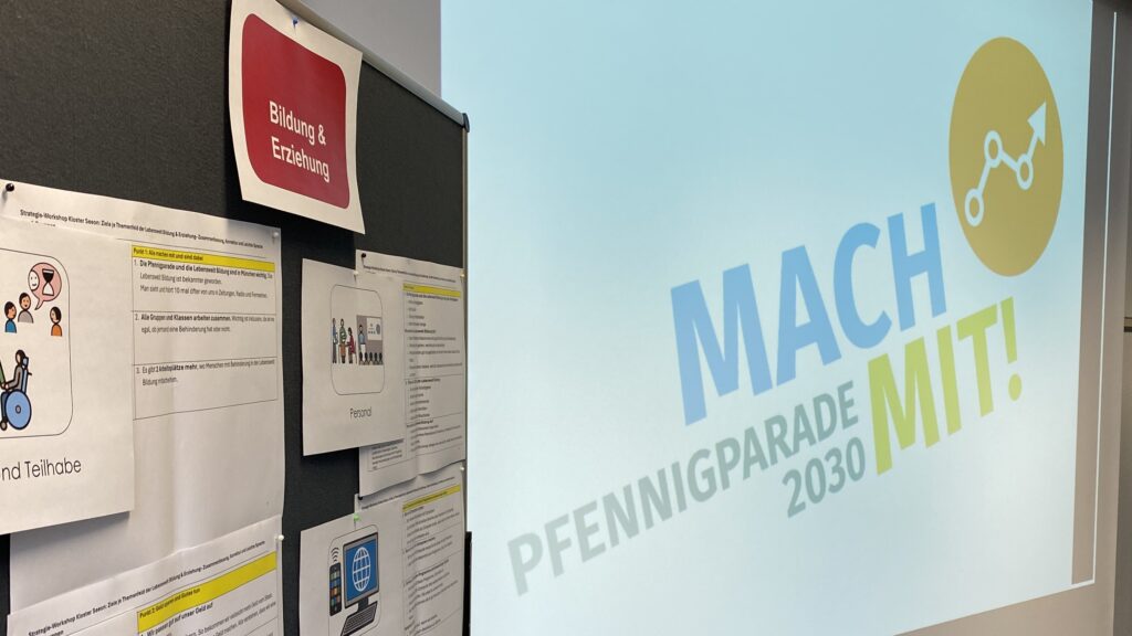 Stellwand neben einer Leinwand Text: Bildung & Erziehung Logo Pfennigparade 2030 Mach mit!