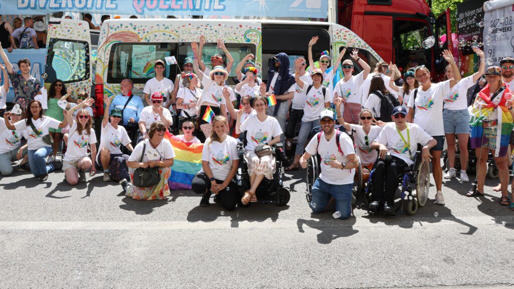 Fußgruppe der Pfennigparade beim CSD vor buntem Auto