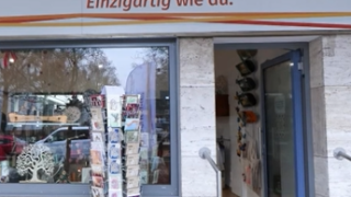 Ladeneingang Geschenkeladen Text: Einzigartig wie du. Pfennigparade ChancenWerk