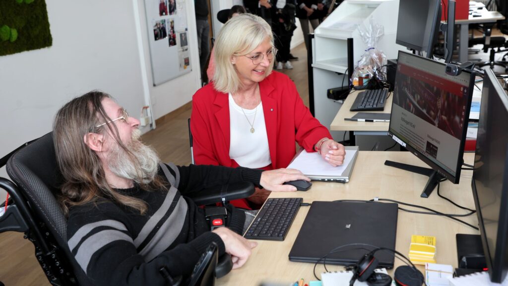 Josef Plötz und Ministerin Ulrike Scharf sehen eine Webseite an