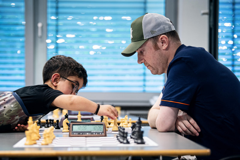 Zwei Personen spielen Schach