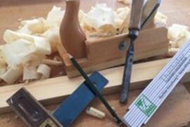 Hobelbank mit Stemmeiden, Winkel und Metermaß
