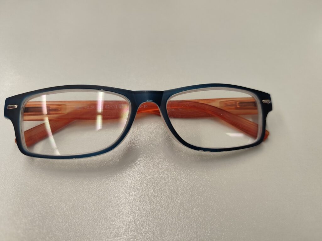 Brille mit orang-schwarzer Kunststoff-Fassung