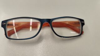 Brille mit orange-schwarzer Kunststoff-Fassung
